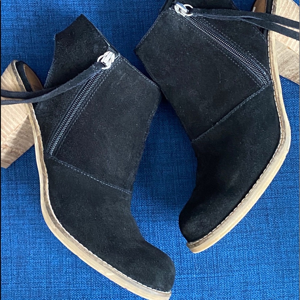 DV Dolce Vita Jemima.  black suede.  8.5